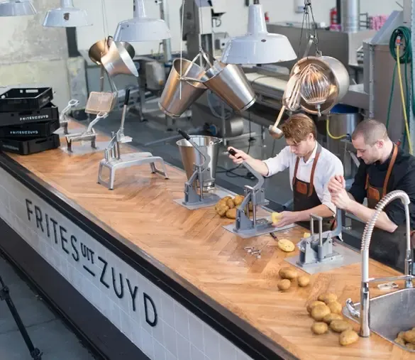 Aardappels worden met de hand gesneden, zoals in de begintijd
