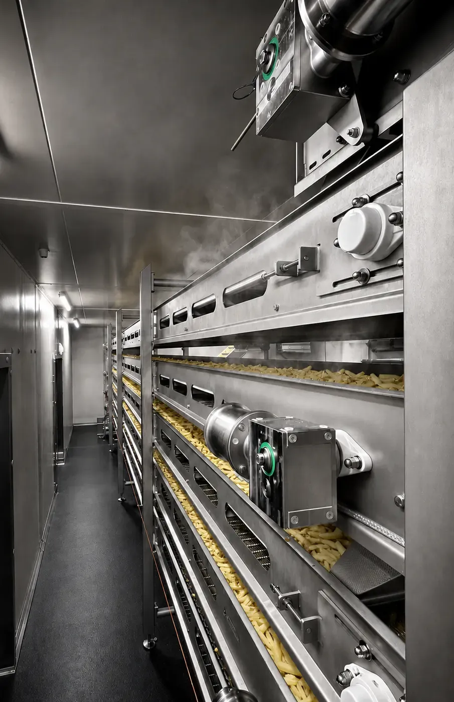 De terugkoeltunnel met etages transportbanden