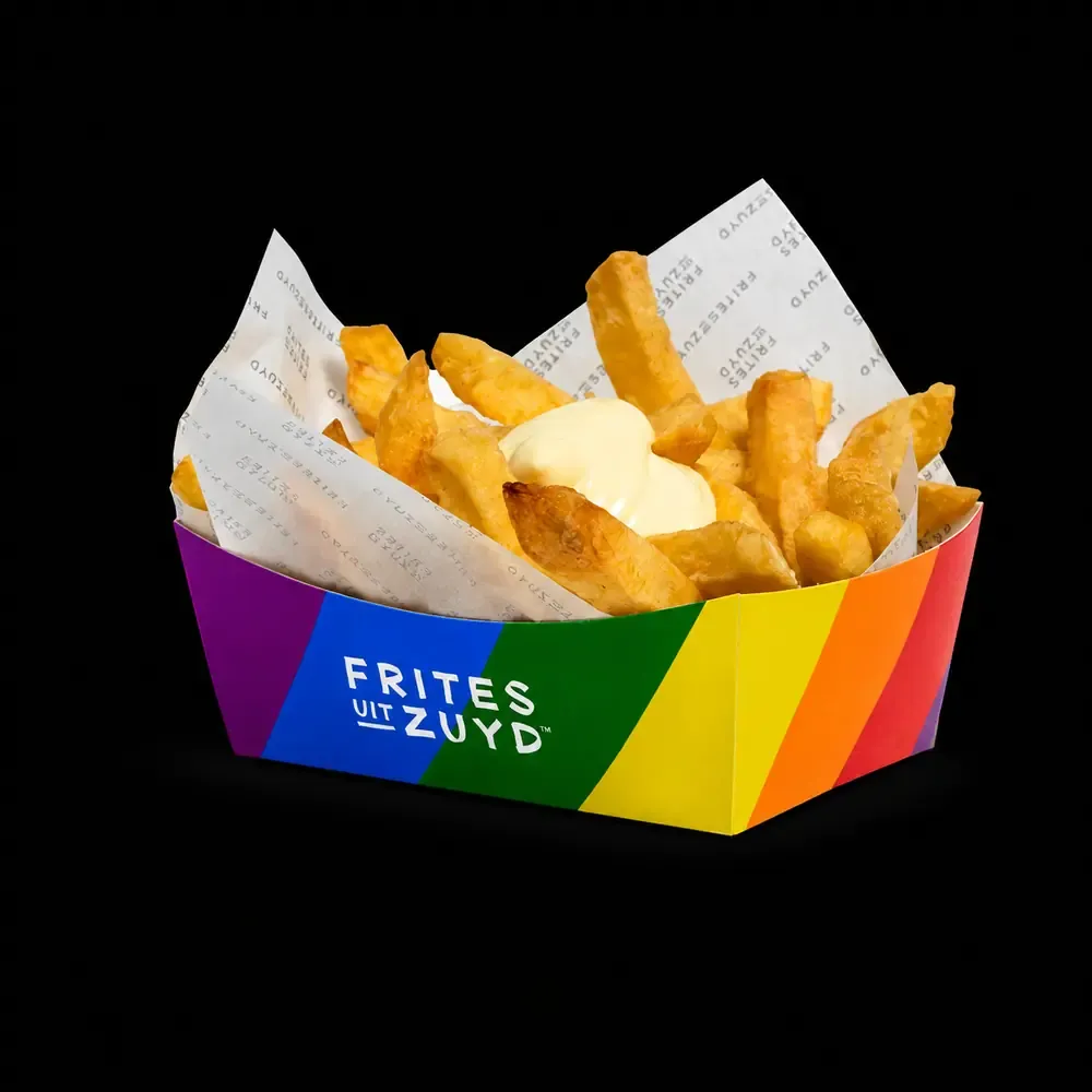 Fritesbakje in regenboogkleuren met verse frites