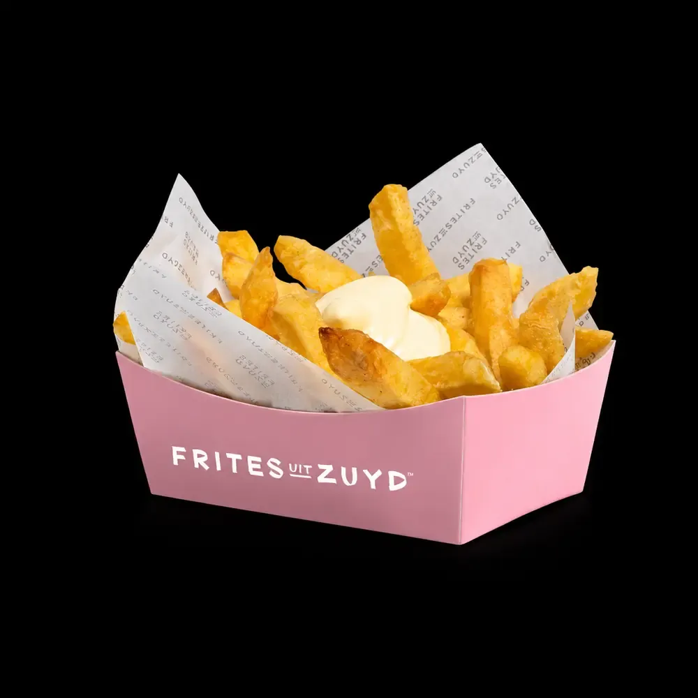 Roze fritesbakje met verse frites en mayonaise